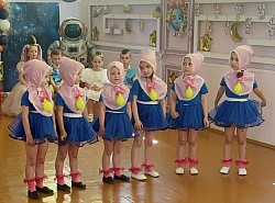 Малыши поздравляют